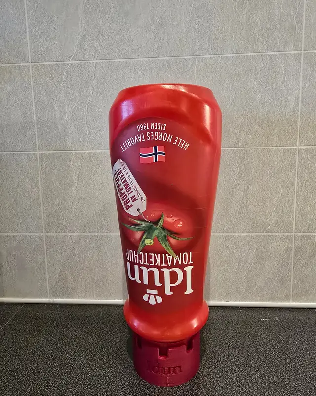 Rød Idun tomatketchupflaske stående i printet kopp